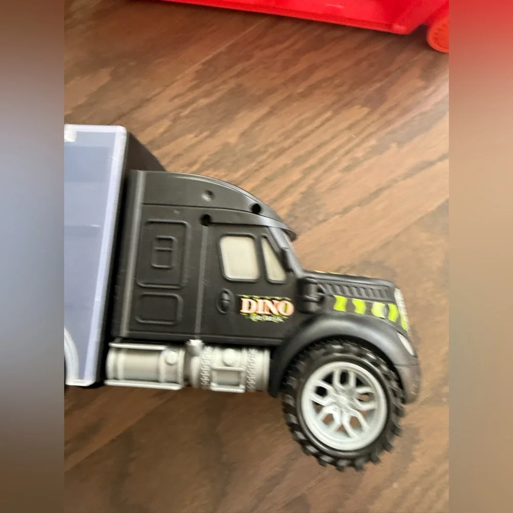 Hot Wheels Mega Hauler Truck (2015) holds 50 cars - NEW in box